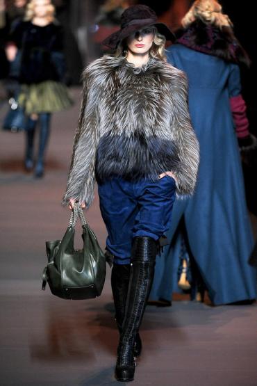 karolina-kurkova-in-christian-dior-fall-winter-show-11-12_l